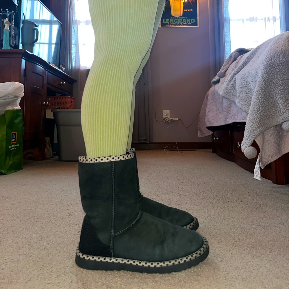 Short Black UGGS